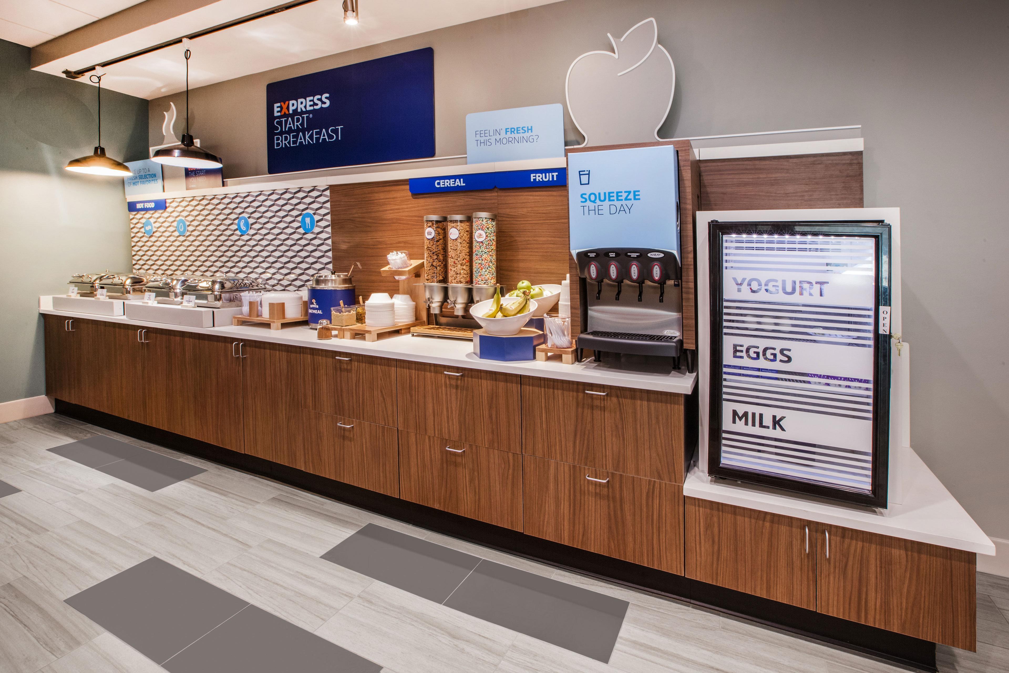 Holiday Inn Express Indianapolis Airport By Ihg Plainfield Exterior photo