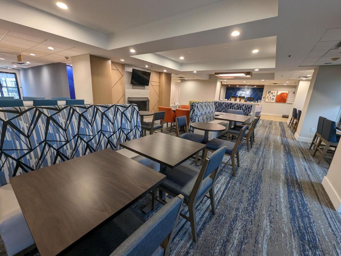 Holiday Inn Express Indianapolis Airport By Ihg Plainfield Exterior photo
