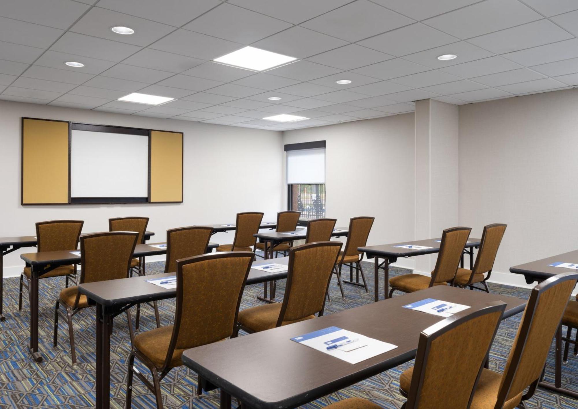 Holiday Inn Express Indianapolis Airport By Ihg Plainfield Exterior photo
