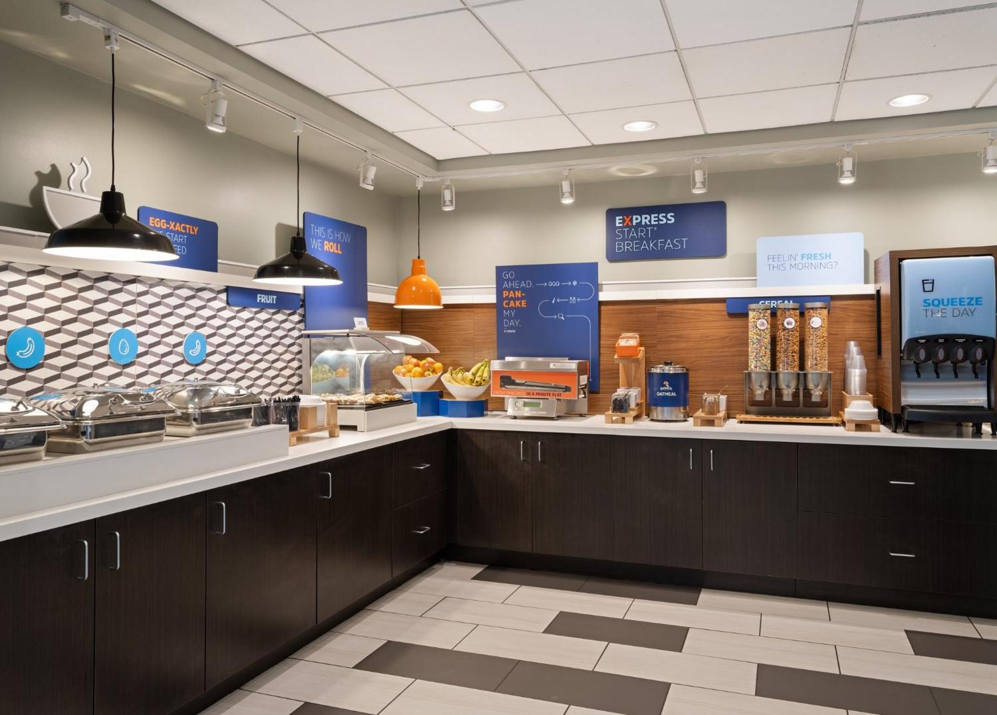 Holiday Inn Express Indianapolis Airport By Ihg Plainfield Exterior photo