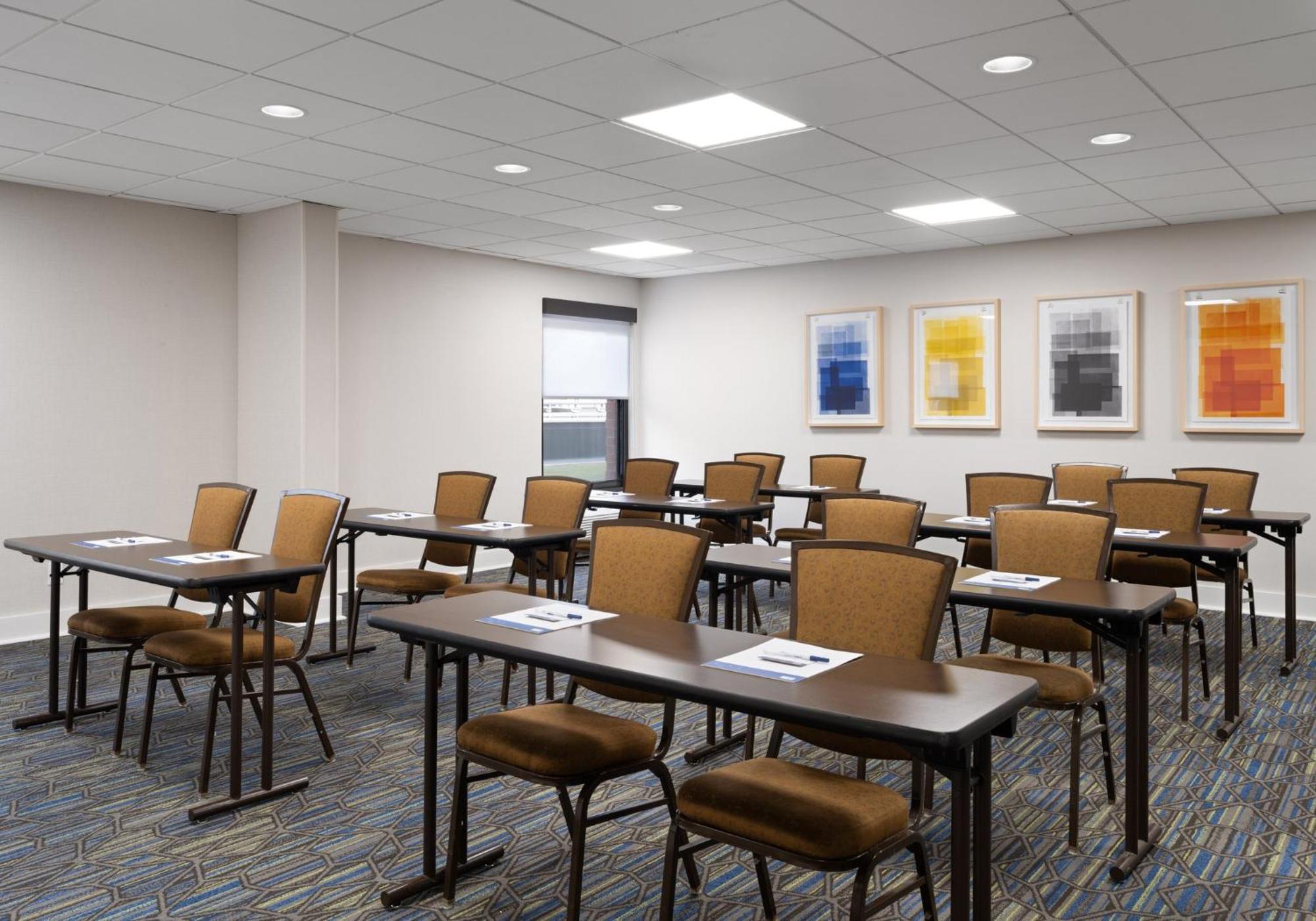 Holiday Inn Express Indianapolis Airport By Ihg Plainfield Exterior photo