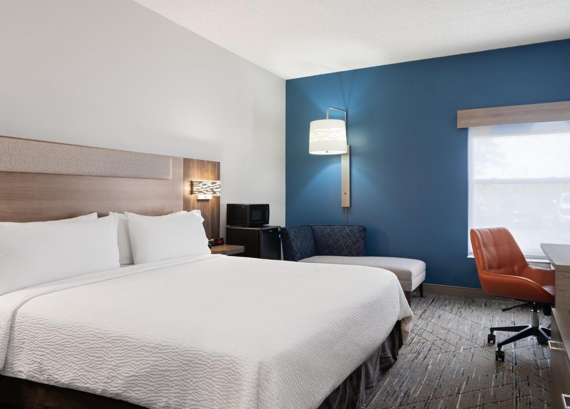 Holiday Inn Express Indianapolis Airport By Ihg Plainfield Exterior photo