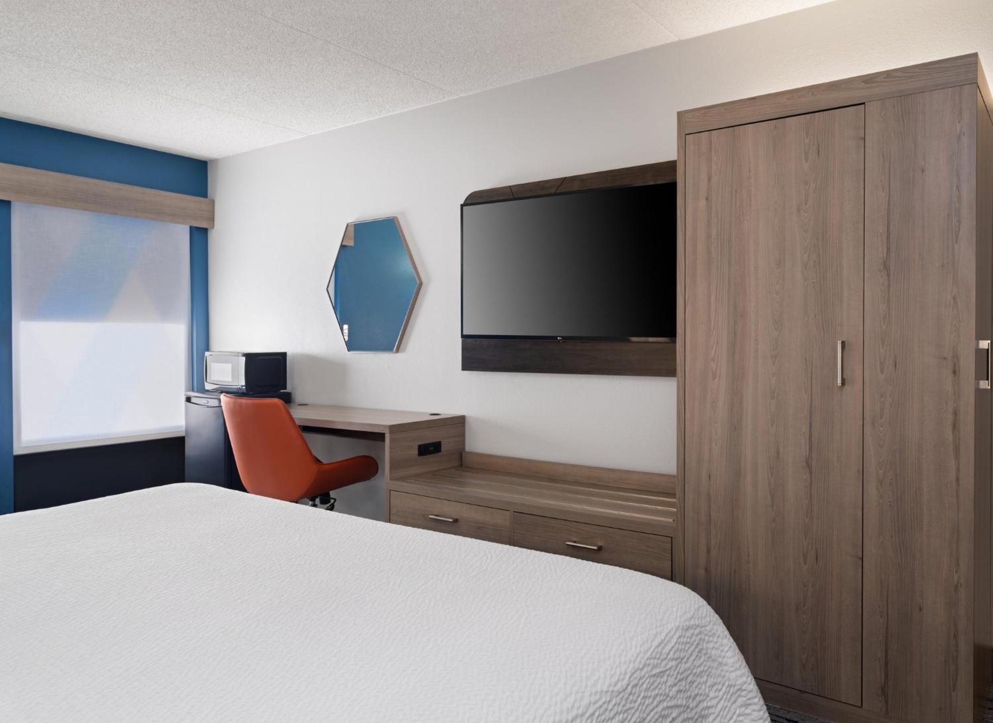 Holiday Inn Express Indianapolis Airport By Ihg Plainfield Exterior photo