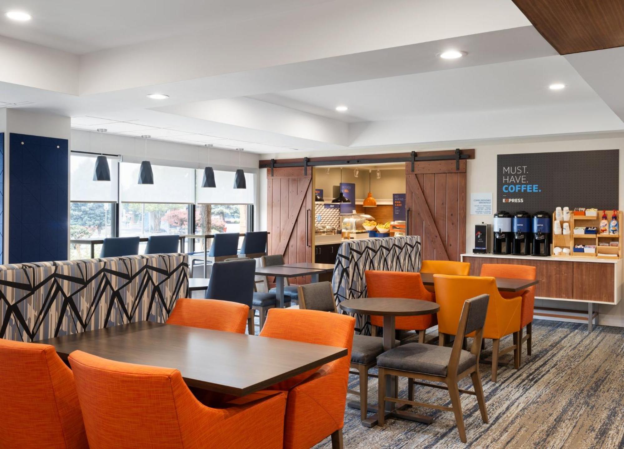 Holiday Inn Express Indianapolis Airport By Ihg Plainfield Exterior photo