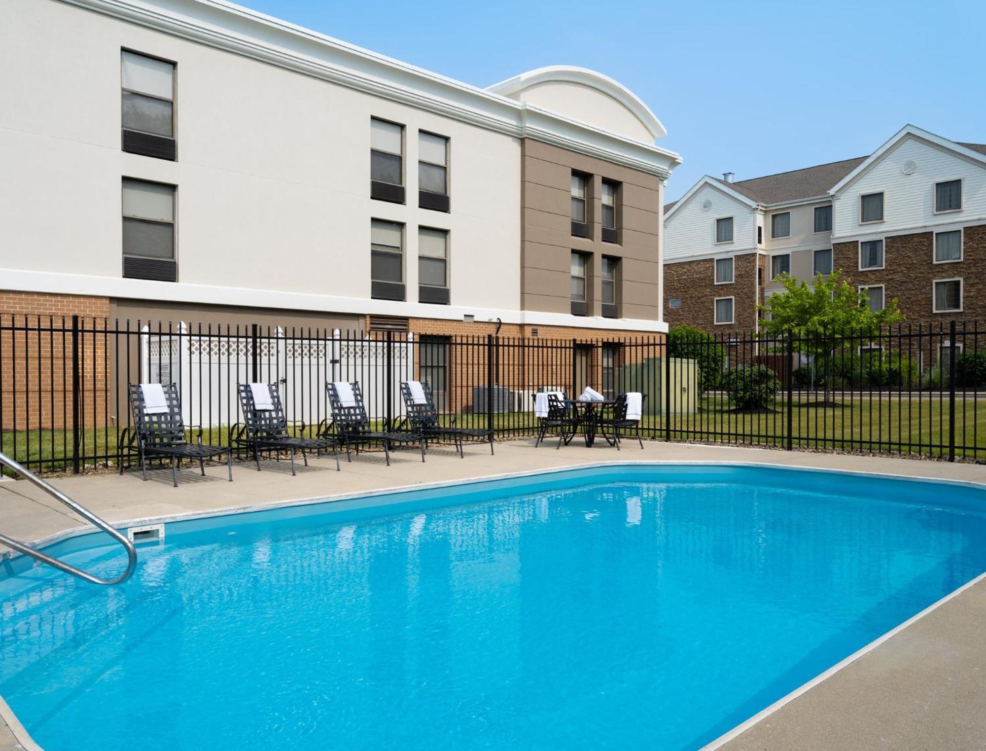 Holiday Inn Express Indianapolis Airport, An Ihg Hotel Plainfield Exterior photo