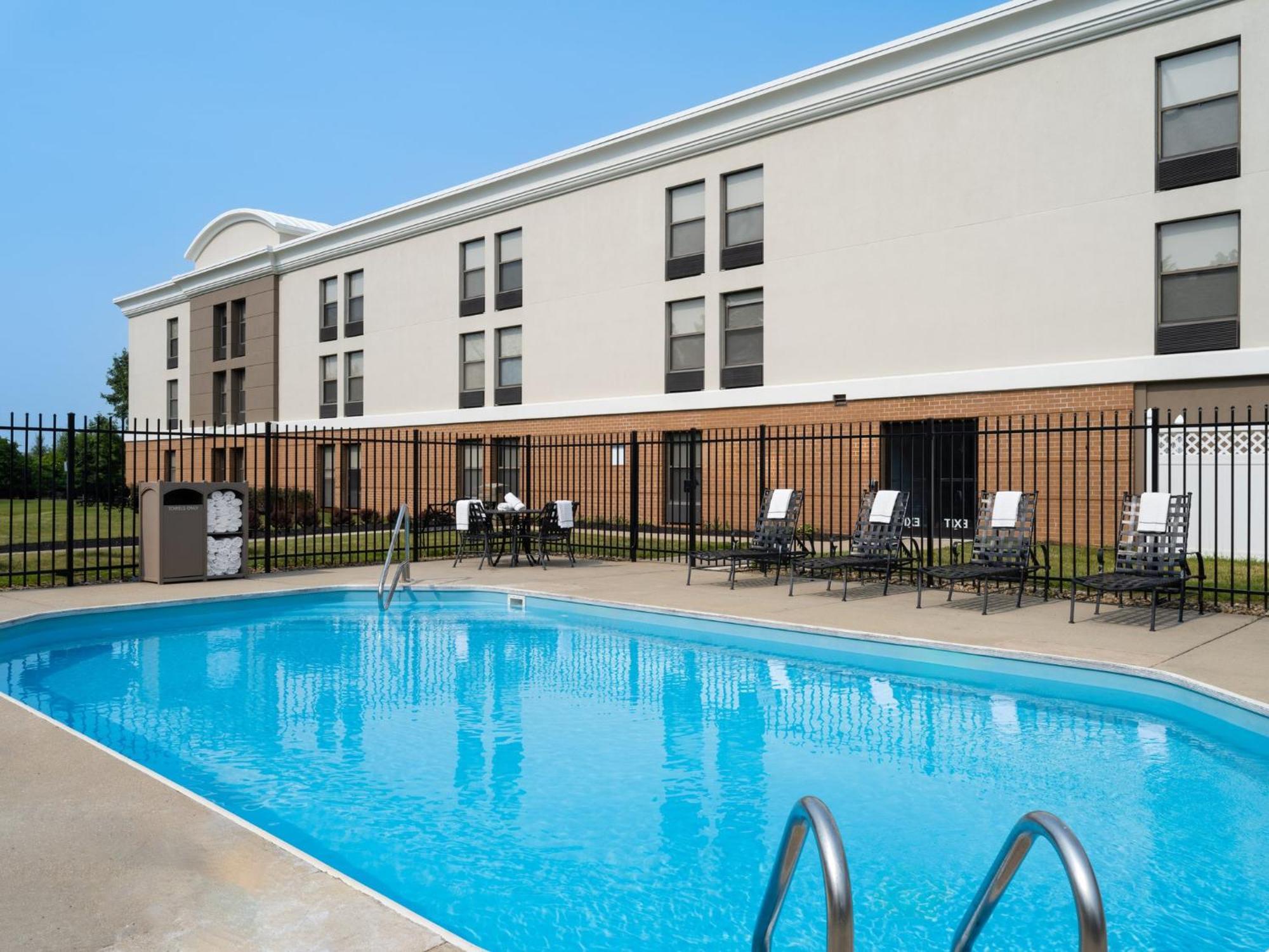 Holiday Inn Express Indianapolis Airport By Ihg Plainfield Exterior photo